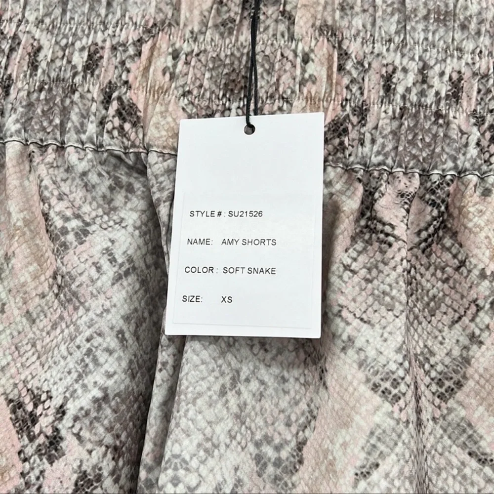 🆕Generation Love Amy Shorts High Waist
Soft Snake Choose Love New York NWT - Picture 8 of 9